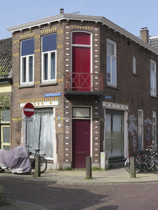 908623 Gezicht op het winkelhoekpand Nieuwe Koekoekstraat 26 te Utrecht, met rechts de Koekoekstraat.N.B. bouwjaar: ...